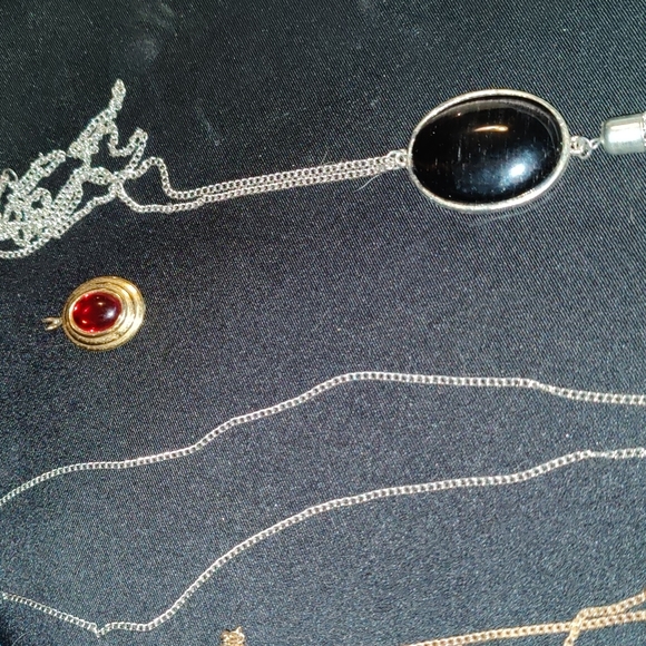 4 necklaces and 1 pendant - Picture 3 of 3